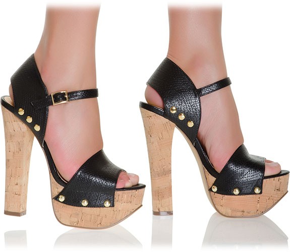 Stylische Korksandalette mit Spikes von Luichiny