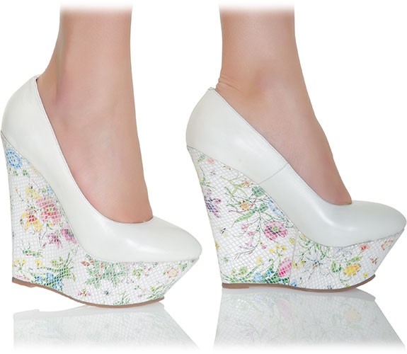 Keilpumps mit Blumenmotiven von RosaRot