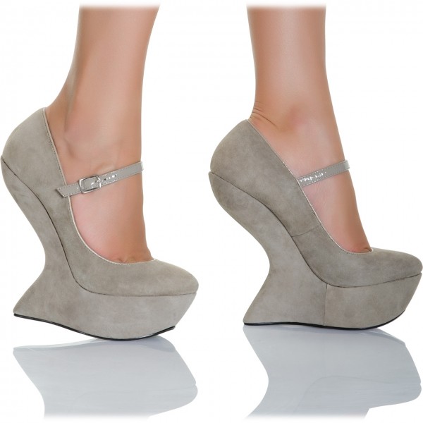 Riemchenpumps mit originellem Keilabsatz