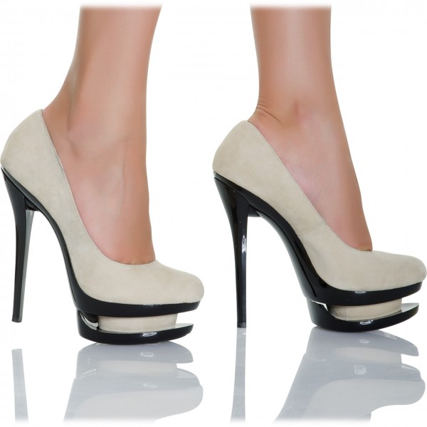 Schicke Velourspumps mit originellem Plateaueinlass