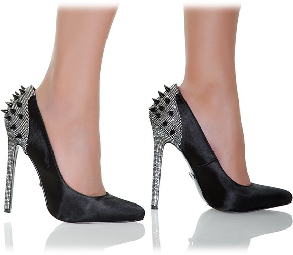 Spitze Pumps mit aufregenden Nietendetails